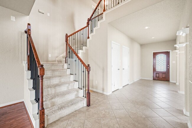Building Photo - New Braunfels Beauty with plenty of SPACE!