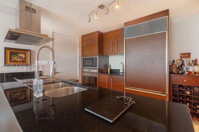 Building Photo - 495 Brickell Ave