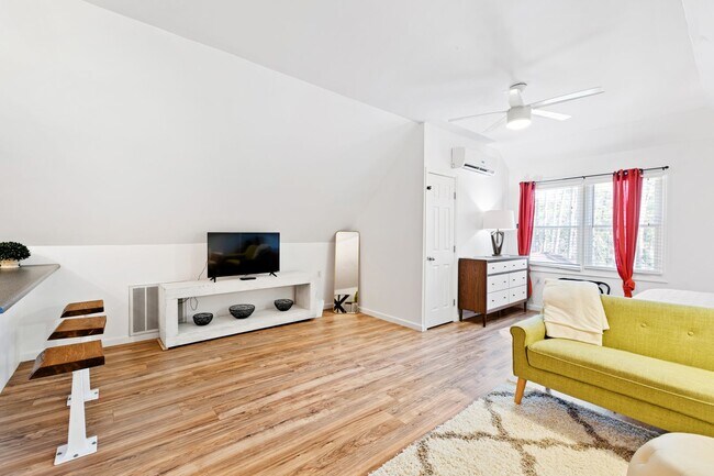 Building Photo - Tranquil loft retreat with open floorplan!...