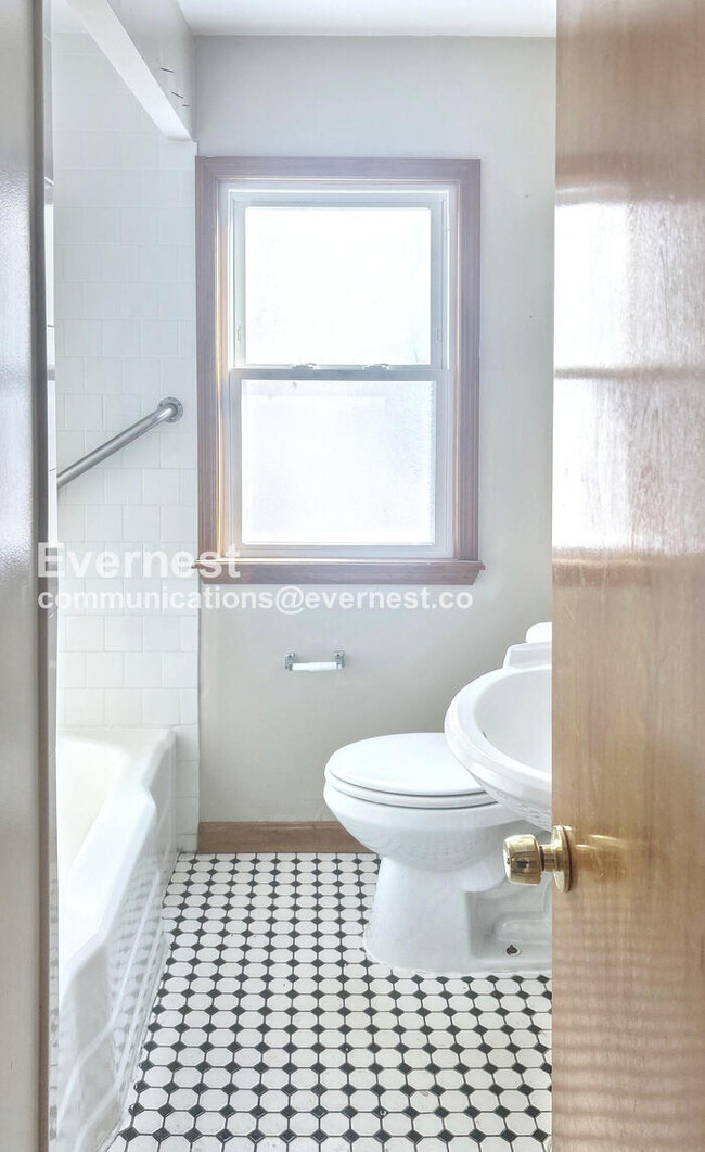 Building Photo - SPECIAL OFFER!! 3 Bed/2 Bath Home with Detached Garage / Pet-Friendly / Vouchers Accepted / Avail...