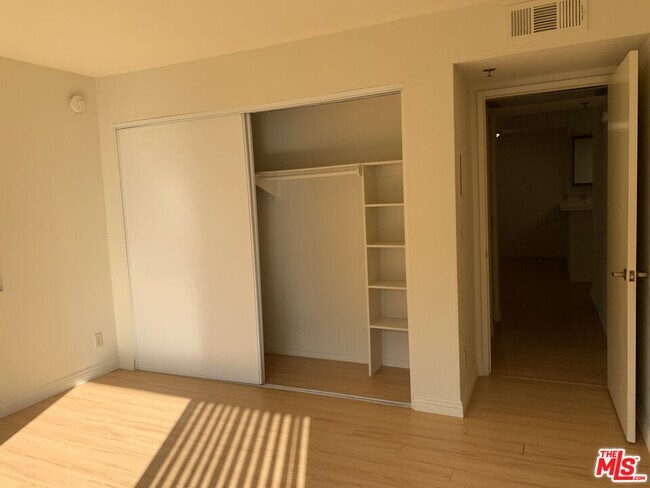 Building Photo - 420 S Harvard Blvd