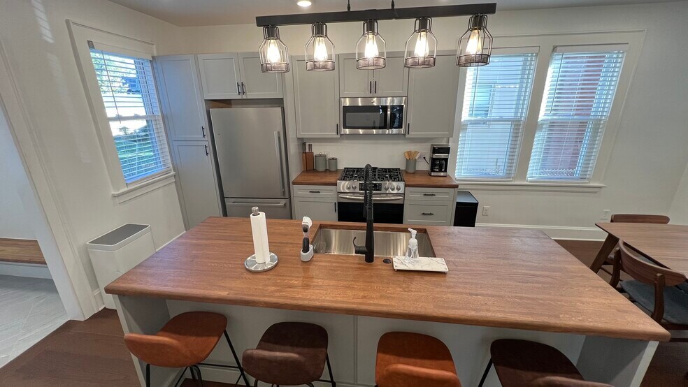 Building Photo - 3044 Minot Ave