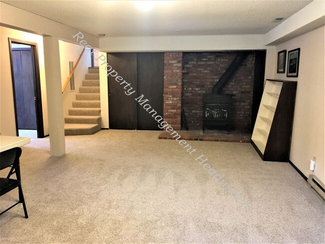 Building Photo - 5 Bedroom 3-1/2 Bath House For Rent