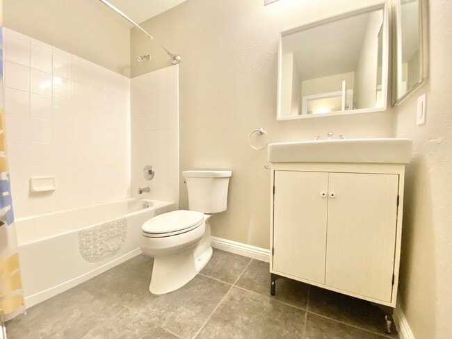 Building Photo - Spacious 2-bedroom corner unit with vaulted ceilings and open floorplan near Summerlin