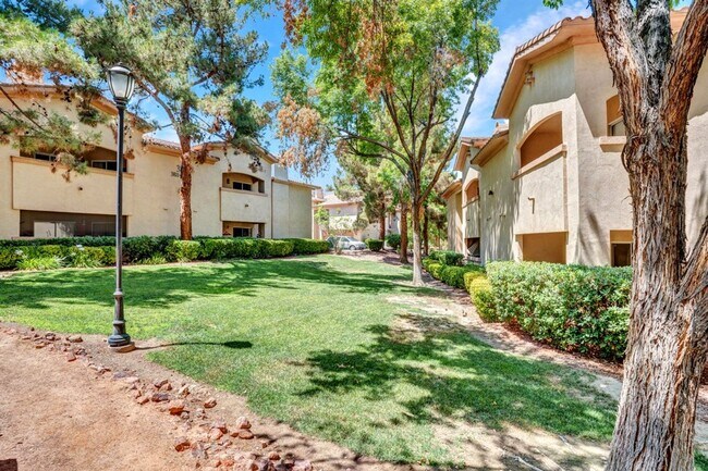Building Photo - Beautiful 2 Bed 2 Bath ground floor condo in Guard Gated Green Valley Community. 1 Car garage!
