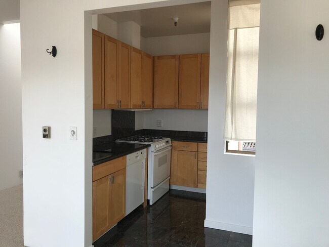 Building Photo - Studio w/Amazing Views, Walk-in Closet, Pa...