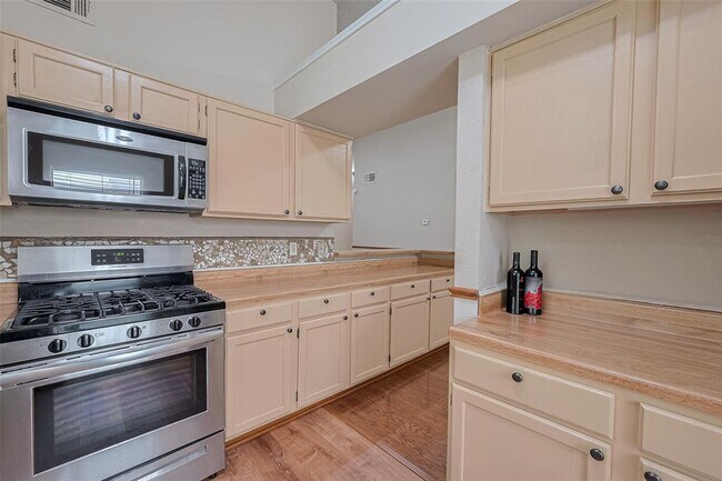 Building Photo - 6907 Yardley Dr