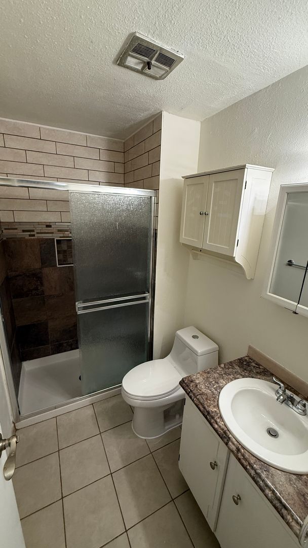 Building Photo - 3 Bedroom 2 Bathroom Condo Near Leetsdale and Monaco
