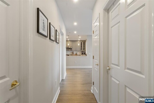 Building Photo - 302 The Promenade