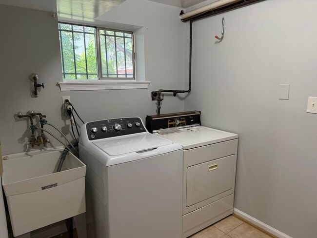 Building Photo - 13100 Cabinwood Dr