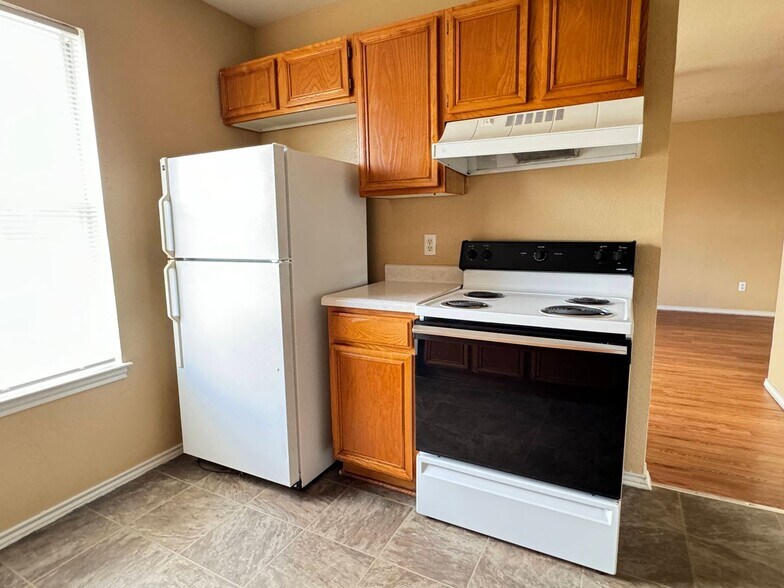 Building Photo - 1601 Cedarhill Dr