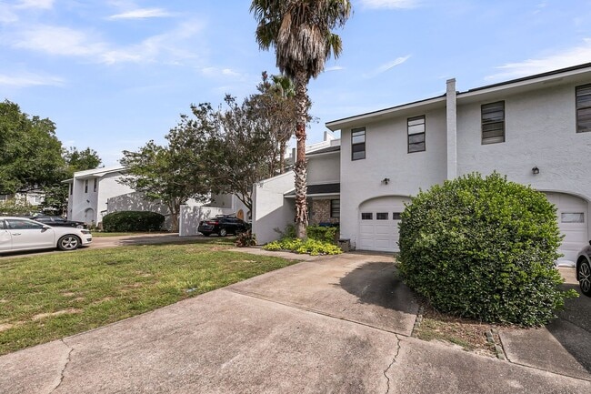 Building Photo - 2 Bedroom, 2.5 Bath Home with Flex Room on...