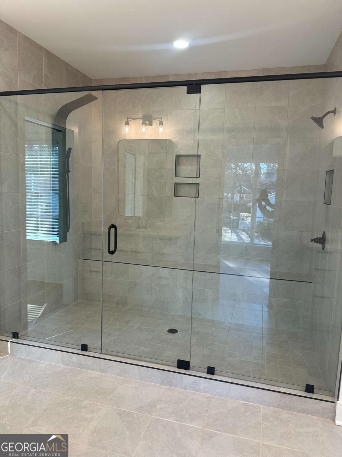 Building Photo - Room in Duplex on Plaza Ave SW