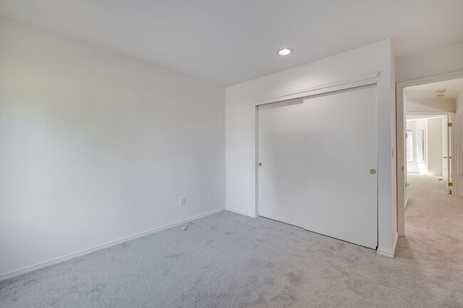 Building Photo - Updated 4 bed 2.5 bath in Sammamish!