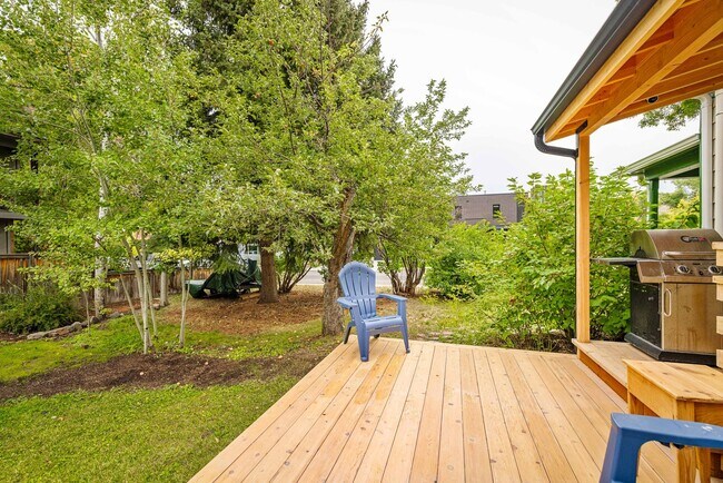 Building Photo - Fully Furnished Northside Bungalow Available for Month of August, 2026