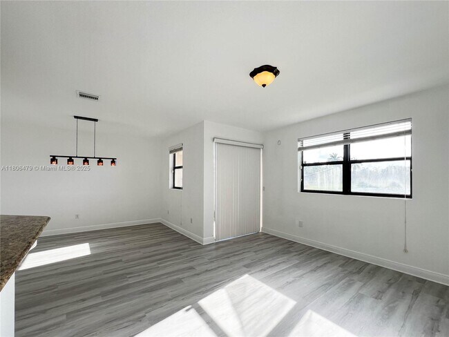 Building Photo - 639 NE 33rd Terrace