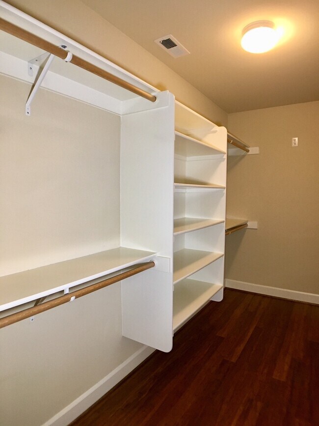 Building Photo - Stunning 3BD  Lake Shore Home with Office and Loft Area!  Gorgeous Finishes!