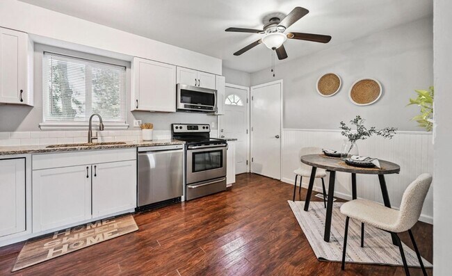Building Photo - Beautiful 3 Bed, 2 Bath Split-Level Home w...