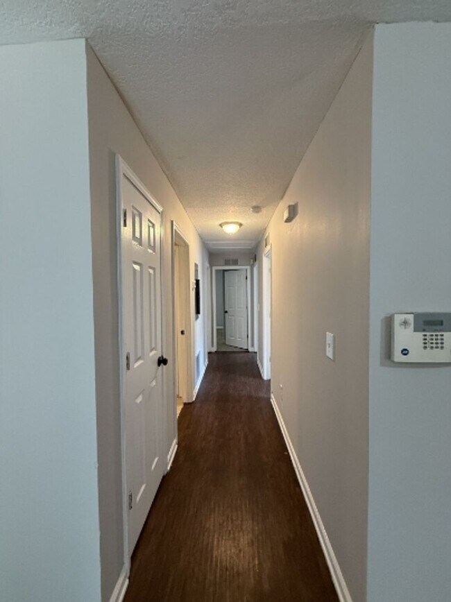 Building Photo - Beautiful 3 Bedroom 2 Bath House with New Kitchen