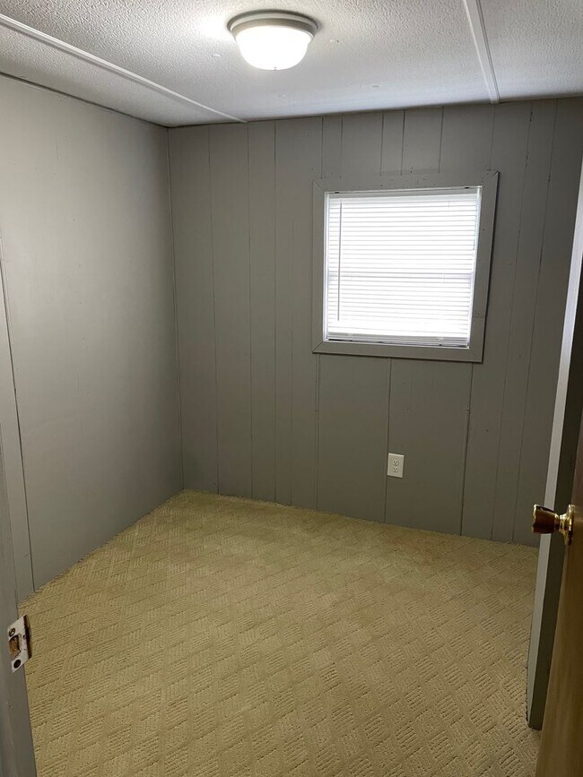 Building Photo - 3 BDRM 1/5 BA SINGLEWIDE MOBILE HOME IN PARK,INSIDE PETS OK WITH $25 EXTRA PER MONTH & $250 NON-R...