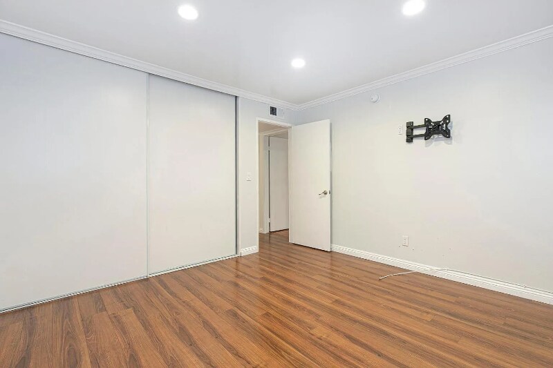 Building Photo - 14990 Victory Blvd