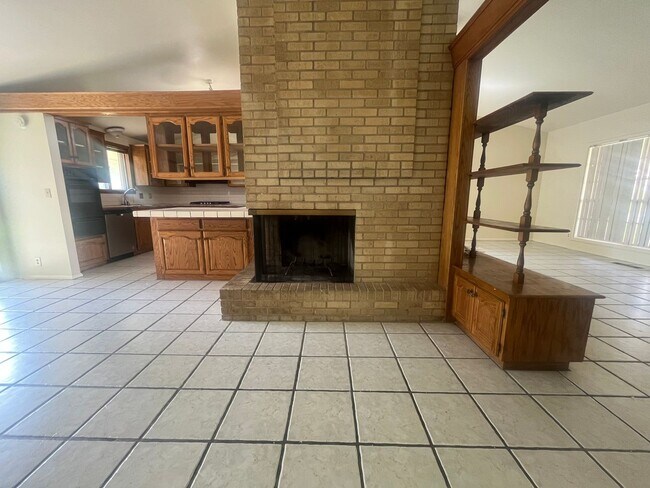 Building Photo - Light, bright, & Move- In ready with ultimate flexibility!