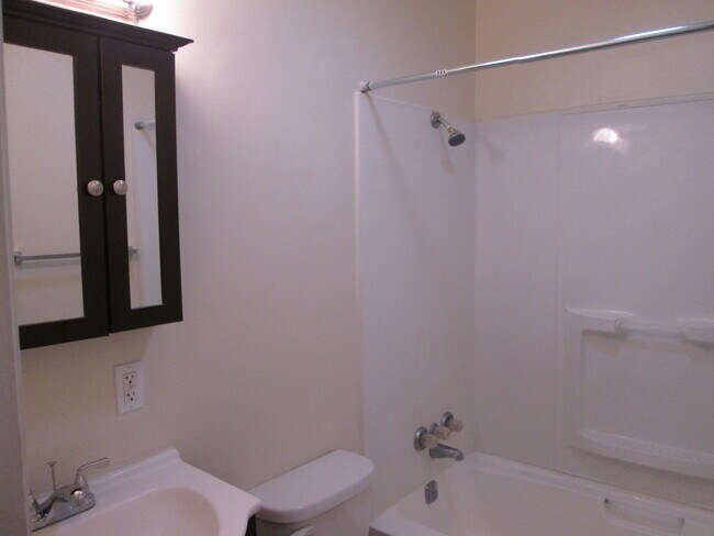 Building Photo - 3504 Oakview Dr