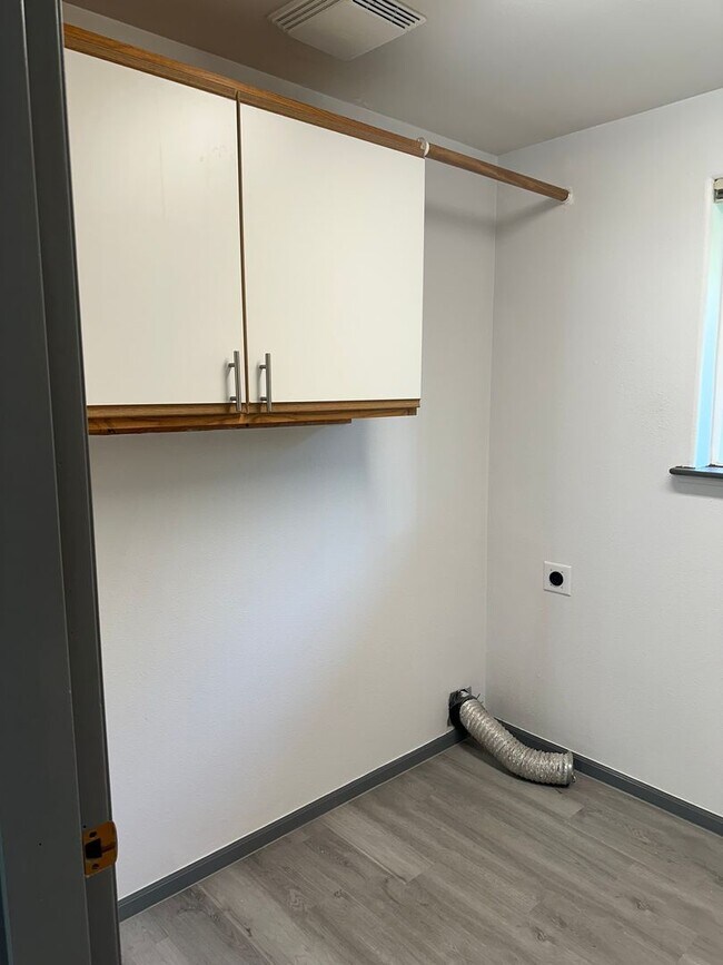 Building Photo - Beautifully updated 3 bedroom, 1 bath house in Eugene!