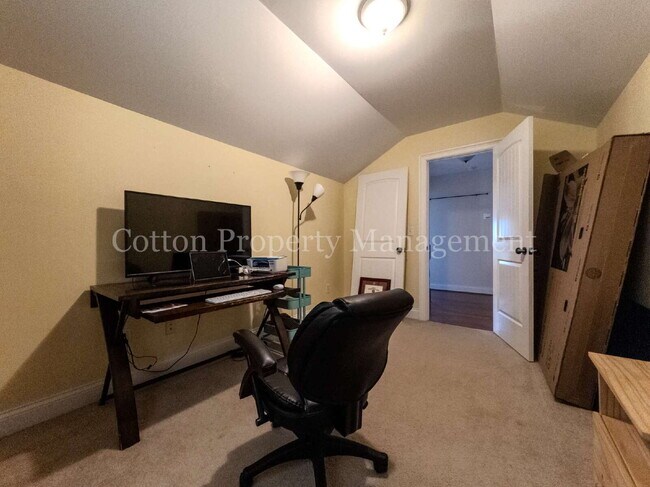 Building Photo - 102 Blossom Cir