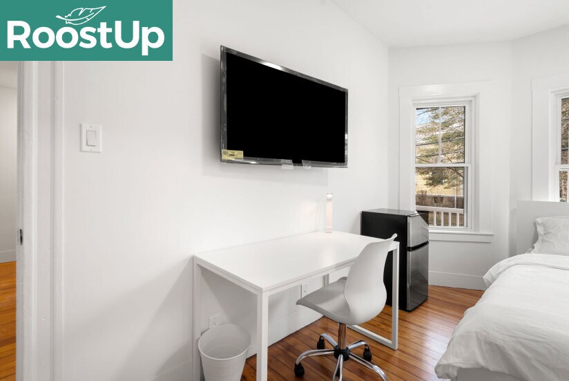 Building Photo - Furnished Bedroom with Private Ensuite Bat...
