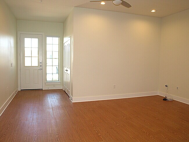 Bright and airy - 2400 Louis Henna Blvd