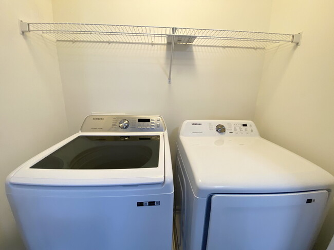 Building Photo - Charming End Unit Townhome in Mill Creek!