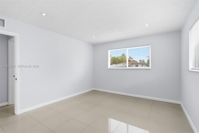 Building Photo - 808 NE 2nd St