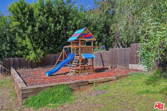 Building Photo - 1609 E Hillcrest Dr