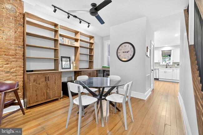 Building Photo - 624 St Joseph St