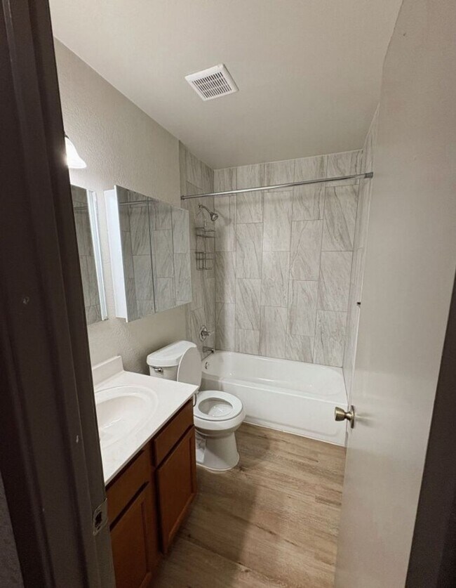 Building Photo - 204 W Mockingbird Ln