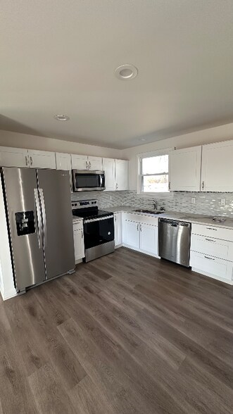 Building Photo - 3260 Hinkle Dr