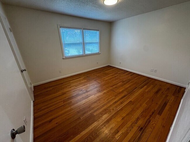 Building Photo - Adorable 2 Bed 1 Bath Town Home at Lupton Flats