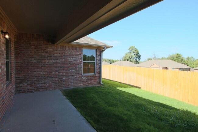 Building Photo - Beautiful 3 Bedroom 2 Bathroom Townhouse in South Tyler! Now offering 1st full month rent free!