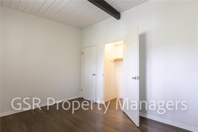 Building Photo - 2026 N Akin Dr NE
