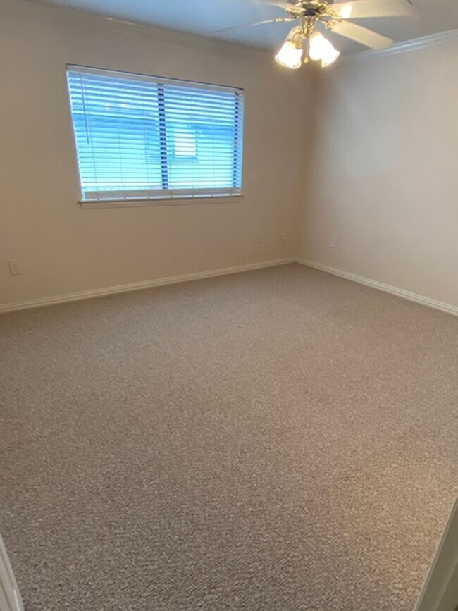 Building Photo - 2 BEDROOM 2.5 BATH TOWNHOME