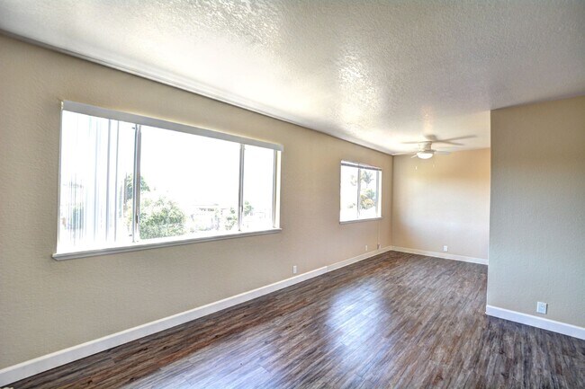 Building Photo - 18854-18858p