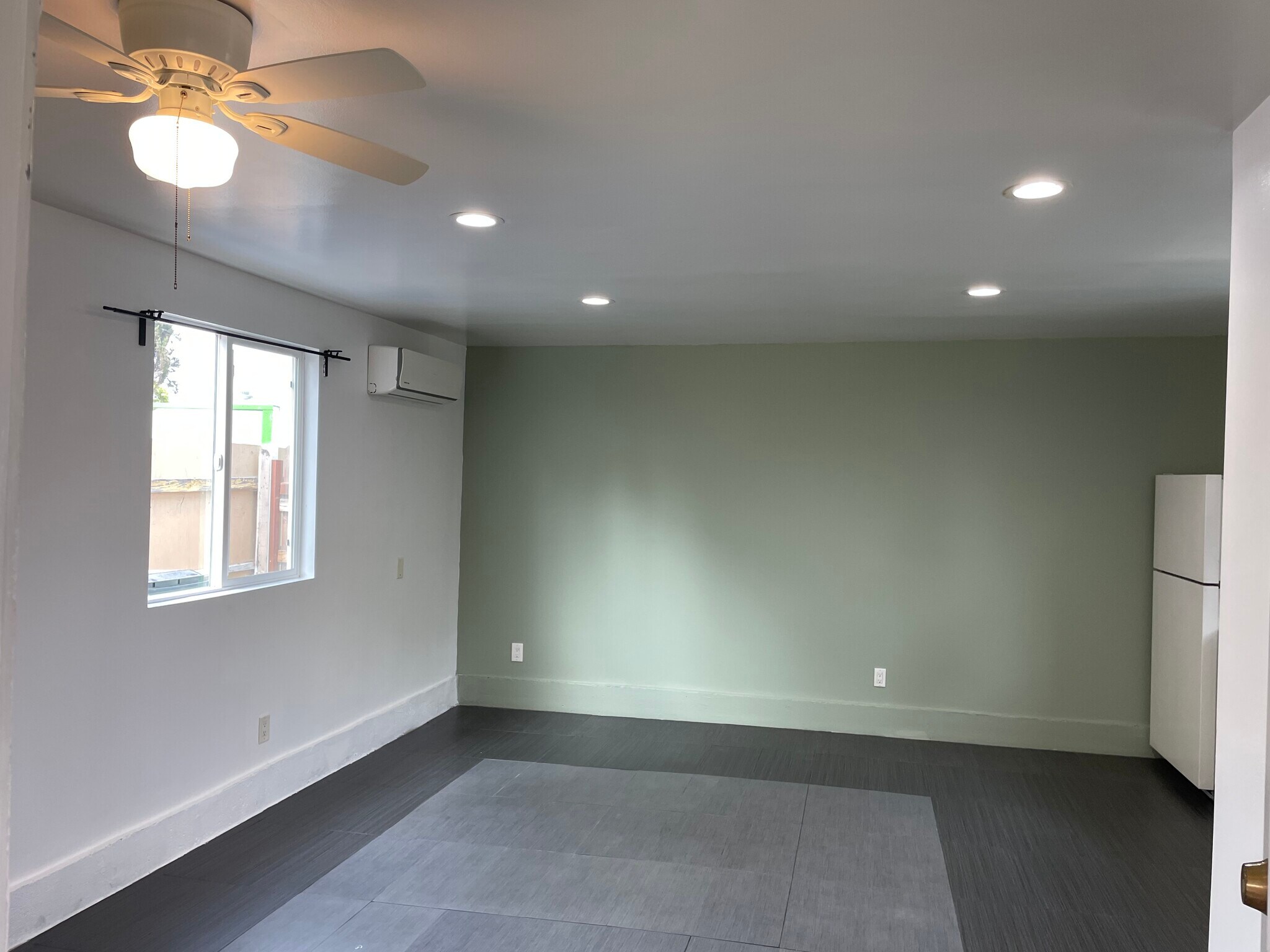 Building Photo - 8025 White Oak Ave