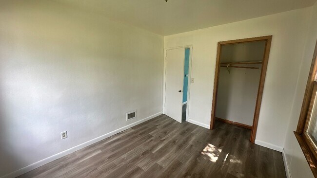 Building Photo - FOR RENT- Adorable 2 bed 1 bath in Washbur...