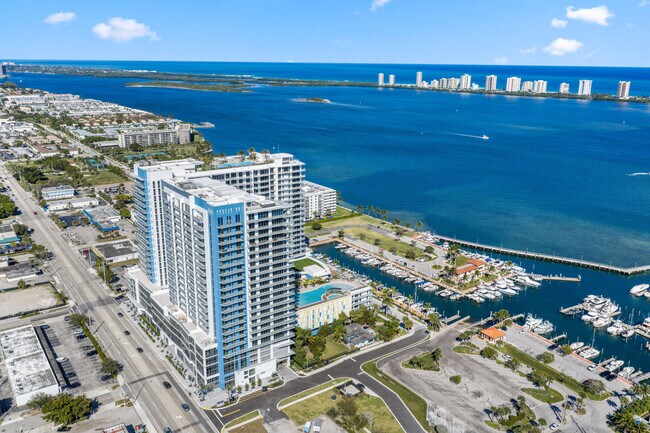 Building Photo - 220 Lake Shore Dr