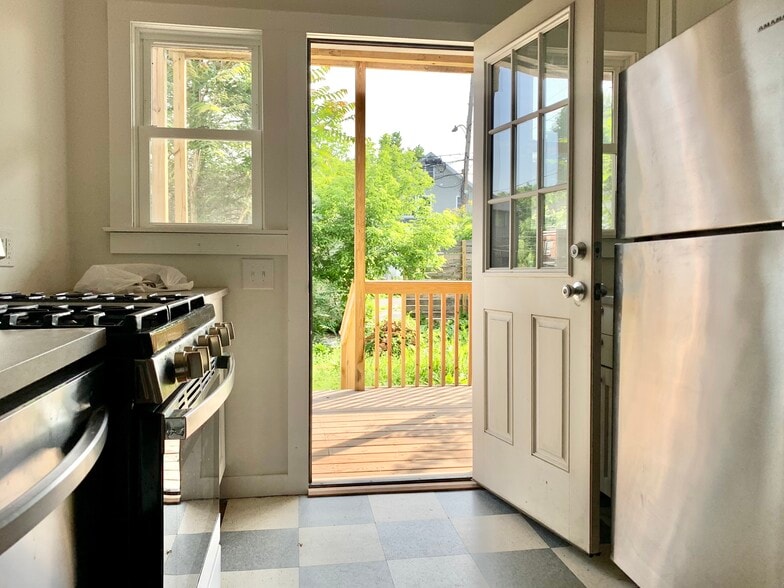 Kitchen w door to private patio & garden - 216 State St