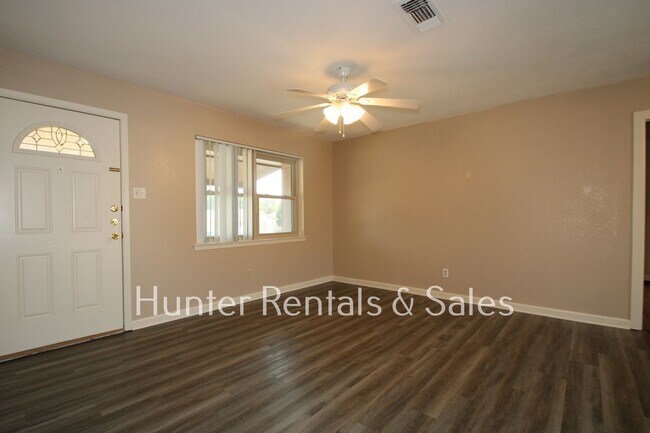 Building Photo - Mountain of Amenities!