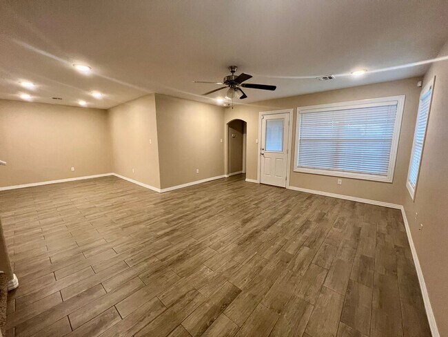Building Photo - Beautiful 3B/2B Townhome in Chaffee Crossi...