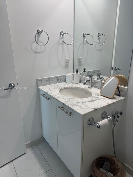 Building Photo - 950 Brickell Bay Dr