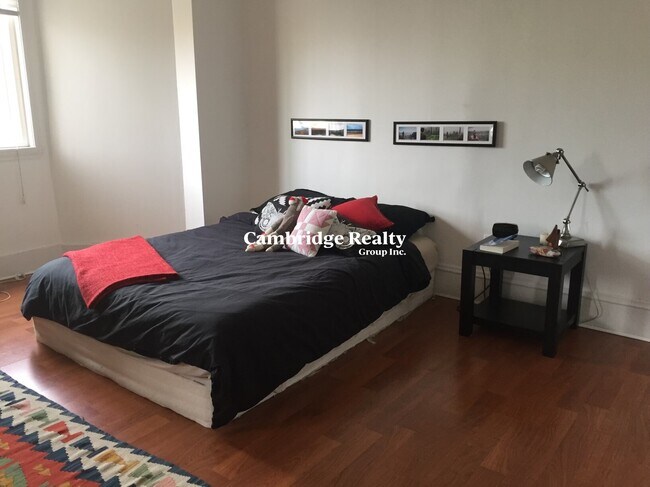 Building Photo - 24 Rossmore St